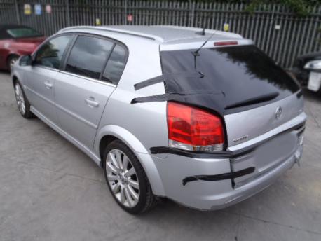 Breaking Vauxhall Signum  2005 to 2008 - 3.2 24v Petrol 5 Door Hatchback