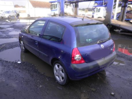 Breaking Renault Clio MK2 2001 to 2009 - 1.6 8v Petrol 3 Door Hatchback