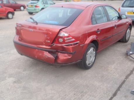 Breaking Ford Mondeo MK4 (CD345) 2005 to 2007 - 1.6 16v Petrol 5 Door Hatchback