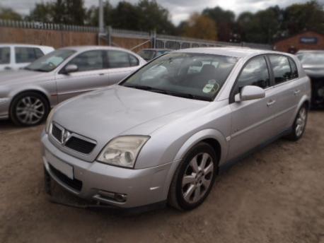 Breaking Vauxhall Signum  2003 to 2005 - 2.0 16v Petrol 5 Door Hatchback