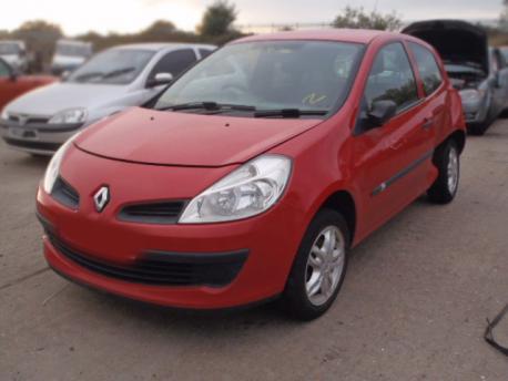 Breaking Renault Clio MK2 2001 to 2009 - 2.0 16v Petrol 3 Door Hatchback